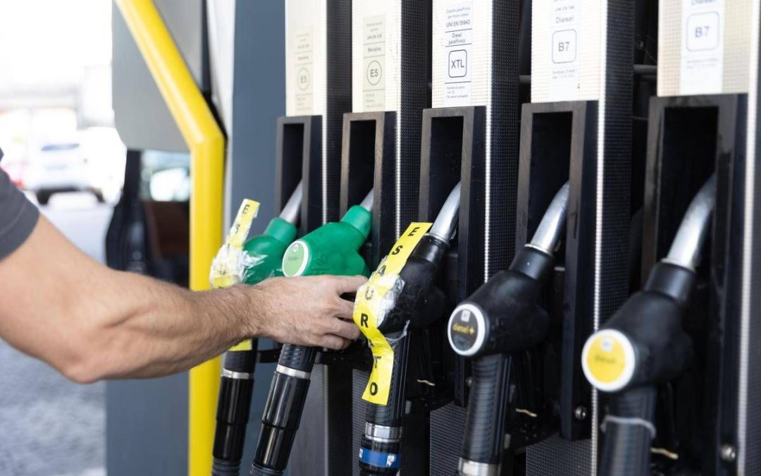 Carburanti, effetto tetto ai prezzi: giù benzina e gasolio, i listini di oggi