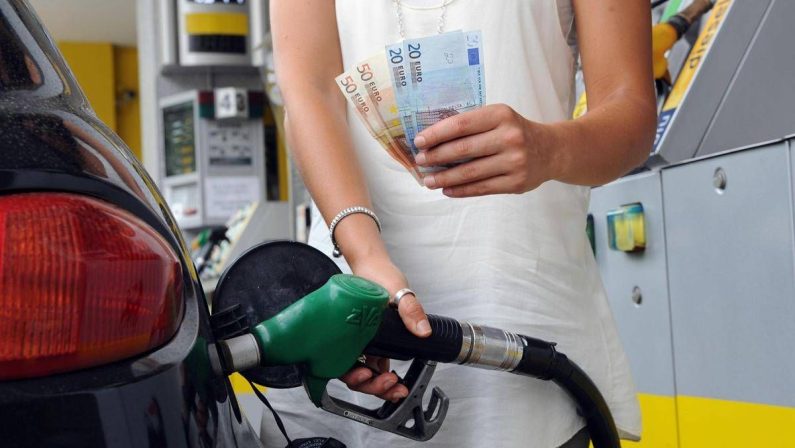 Caro carburanti, anche IP mette un tetto ai prezzi dopo Eni: sconto per 8.500 distributori