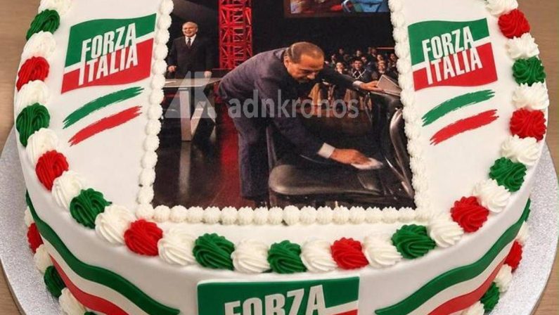 Forza Italia a Napoli ricorda il compleanno di Berlusconi, spunta la torta per il 29 settembre con il Cav che ‘pulisce’ la sedia di Travaglio