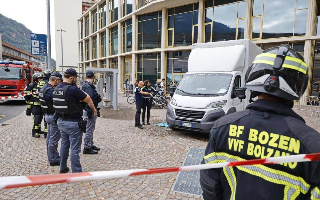 Bolzano, bambina di 5 anni travolta e uccisa da un furgone: la tragedia davanti al centro commerciale