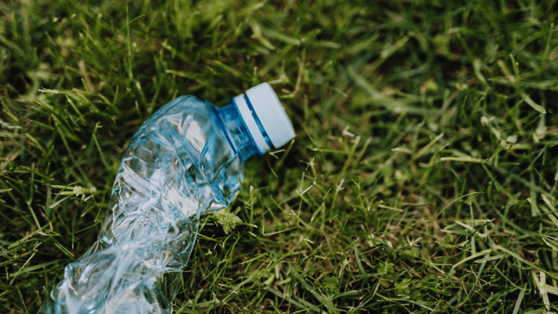 Comprano un terreno e costruiscono una casa… fatta di plastica