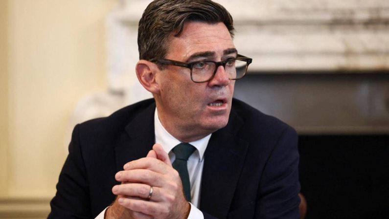 Premier League, Burnham chiede il ritorno degli alcolici sugli spalti