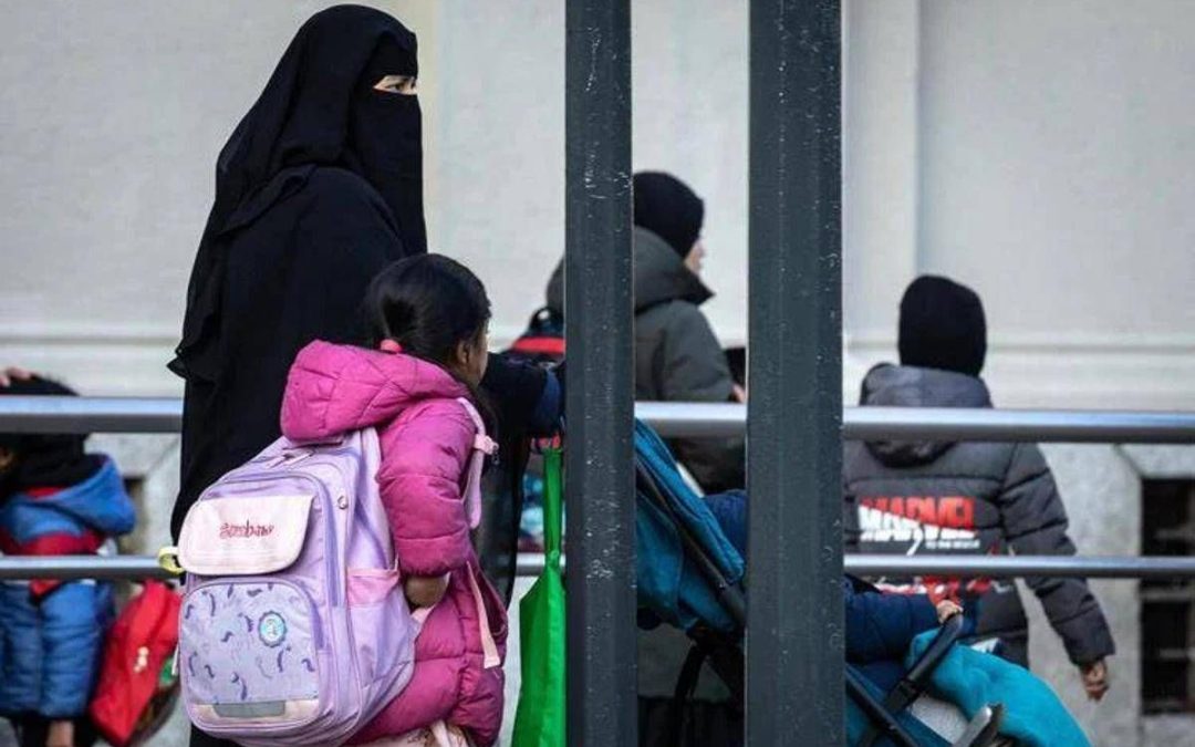 Burqa e niqab vietati a scuola, multe fino a 1000 euro. Tetto del 30% per alunni stranieri: la bozza del decreto