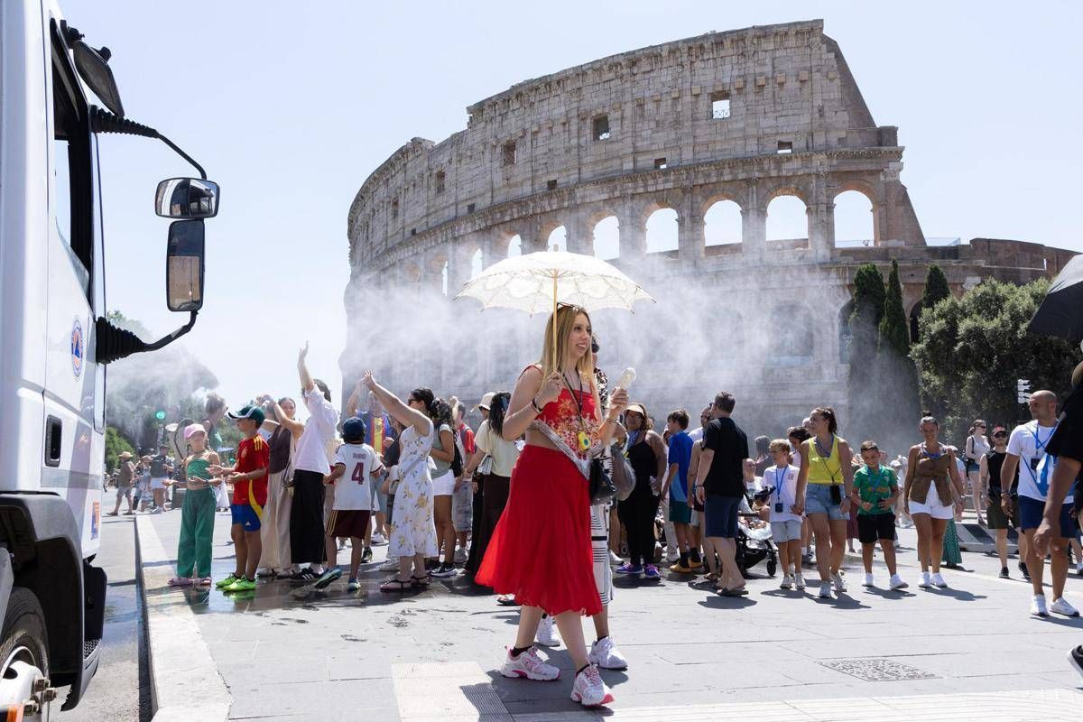 https://www.quotidianodelsud.it/wp-content/uploads/2026/09/caldo-roma-turisti-colosseo-ipa.jpeg