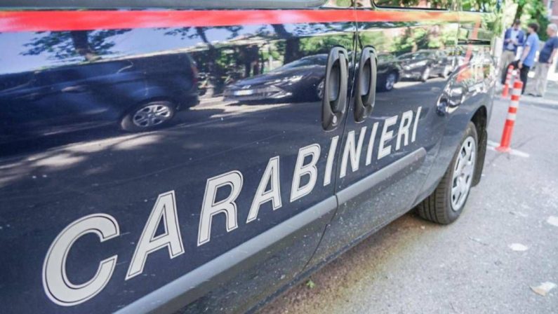 Falerna, lancia dal finestrino 70 grammi di cocaina e scappa: arrestato 42enne
