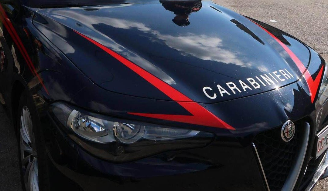 Litiga con la vicina, la picchia con un ombrello e poi le stacca dito a morsi: arrestata a Torino
