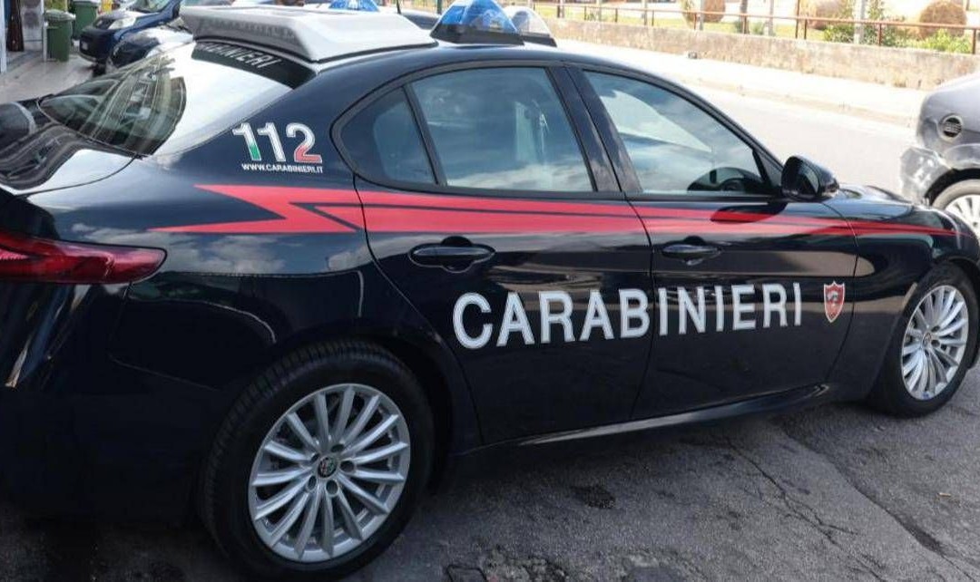 Cuneo, sente rumori nel cortile di casa: spara contro ladri e ne uccide uno