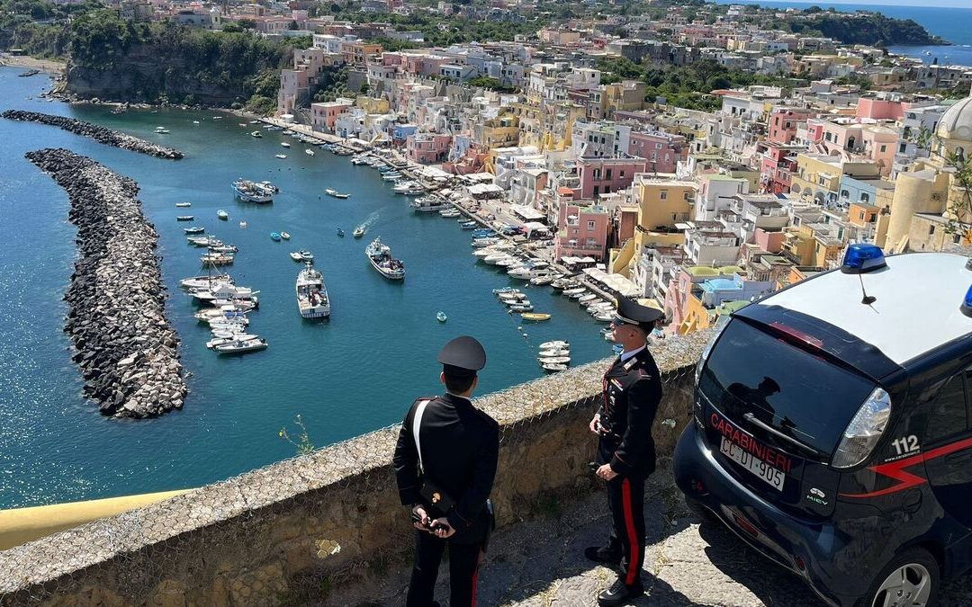 Procida, la droga viaggia via posta: scoperto pacco di hashish. Due arresti