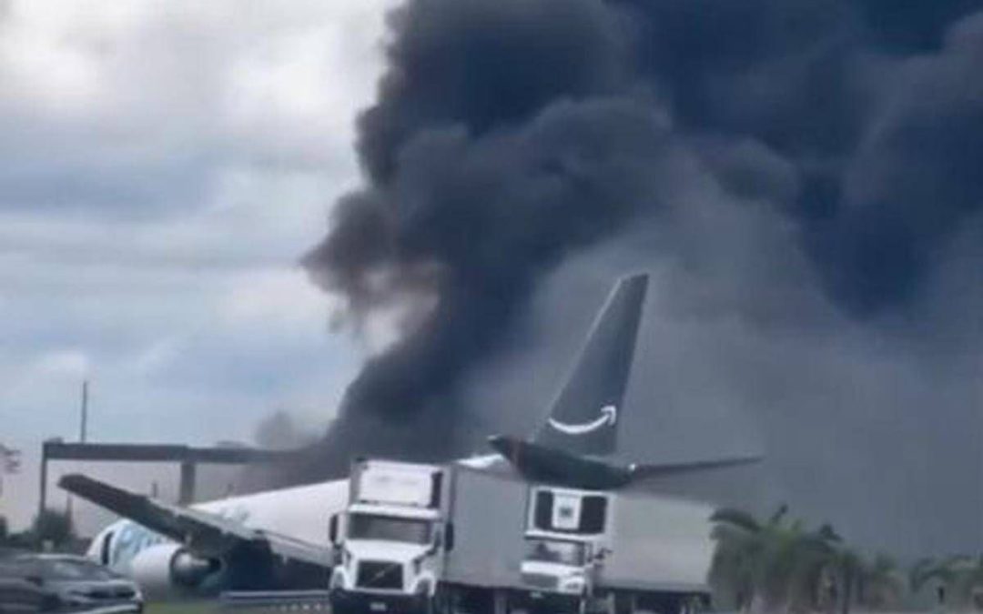 Aereo Boeing 767 cargo di Amazon esce di pista, si schianta e prende fuoco a Miami