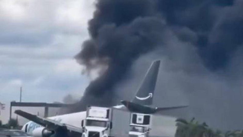 Aereo Boeing 767 cargo di Amazon esce di pista, si schianta e prende fuoco a Miami