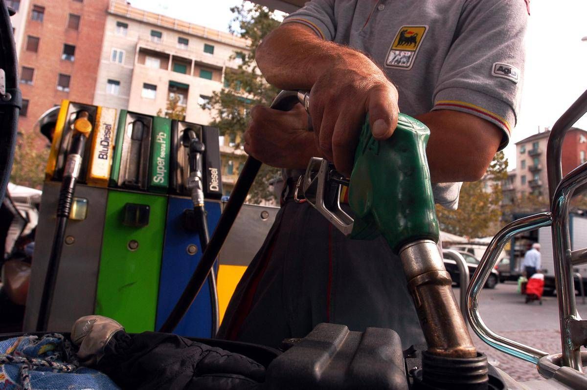 https://www.quotidianodelsud.it/wp-content/uploads/2026/09/caro-benzina-petrolio-raggiunge-quota-50-dollari-al-barile-benzinaio-carburanti-pompe-di-benziana.jpeg