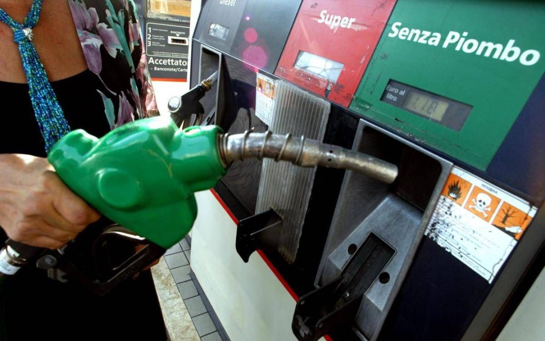 Caro carburanti, Eni: “Da lunedì un tetto ai prezzi di benzina e gasolio per 30 giorni”