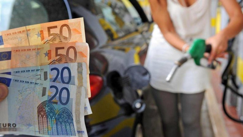 Benzina e diesel, prezzo continua a salire: quanto costano al litro, self e autostrada