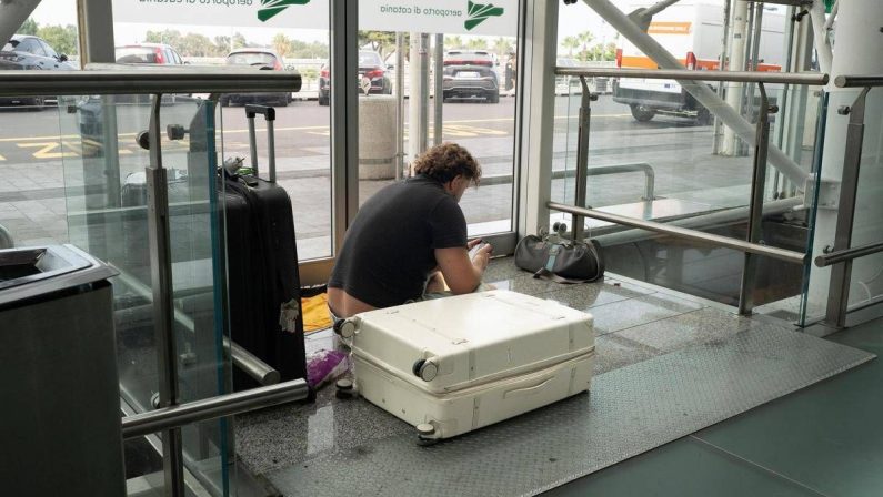 Etna, ancora cenere dal vulcano: stop ai voli all’aeroporto Catania