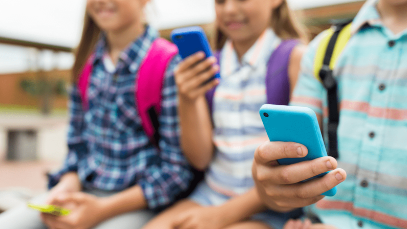 Ue, nuove regole sui social per i minori: niente account autonomi prima dei 15 anni