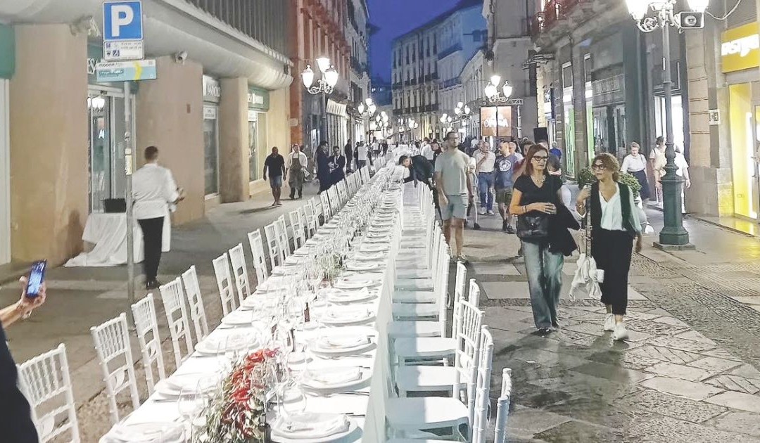 La lunga tavolata nel centro di Catanzaro