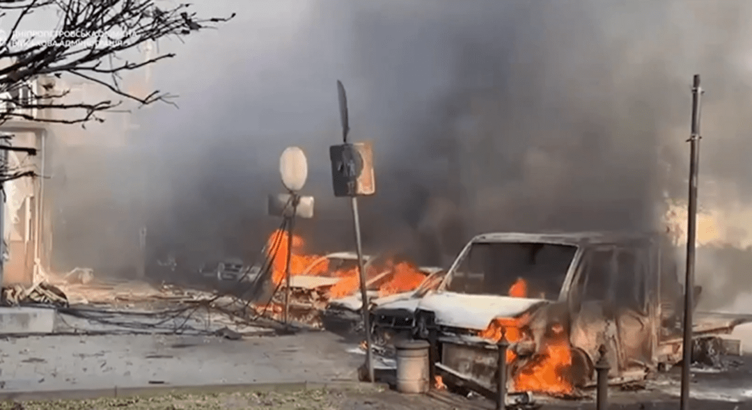 Ucraina, bombe su Kiev: 2 feriti. Raid russo su centro commerciale a Pavlohrad: i morti salgono a 5