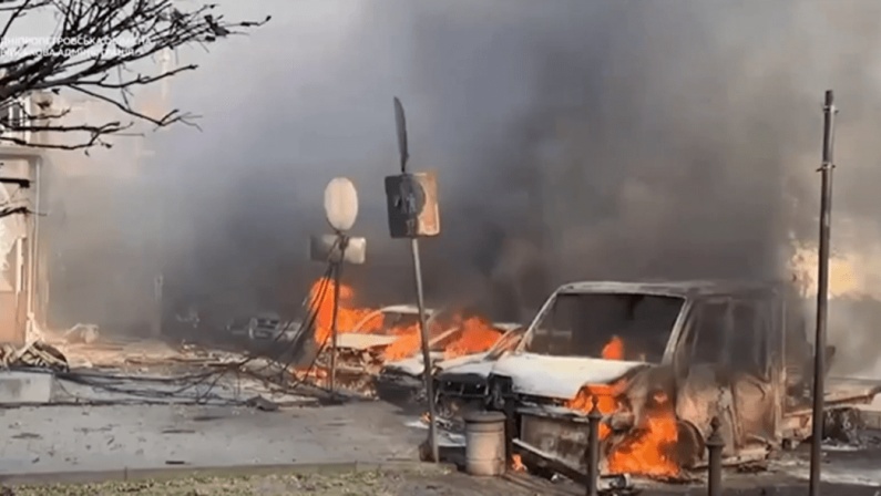 Ucraina, bombe su Kiev: 2 feriti. Raid russo su centro commerciale a Pavlohrad: i morti salgono a 5