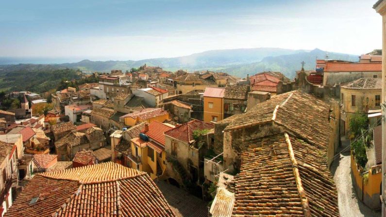 Caulonia, finti carabinieri rapinano anziani in casa