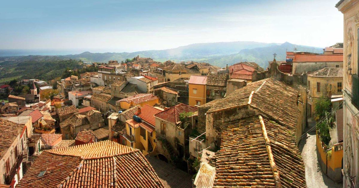 https://www.quotidianodelsud.it/wp-content/uploads/2026/09/centro-storico-caulonia.jpg