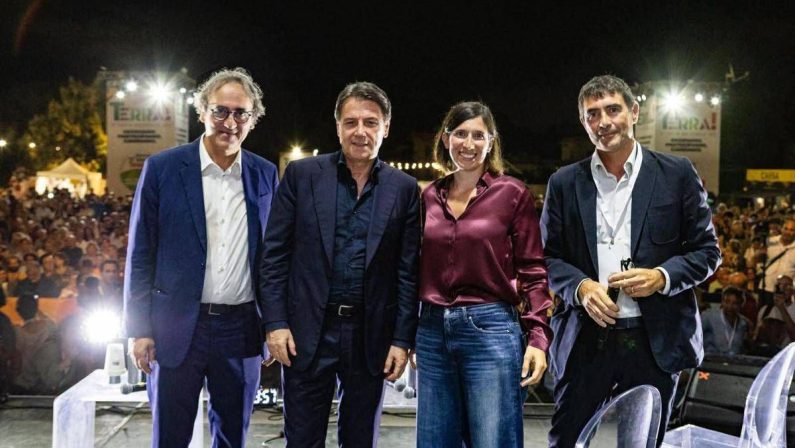 Dibattito con Schlein, Conte, Bonelli e Fratoianni a Roma, la foto e la promessa: “Con noi al governo riconoscimento Palestina”