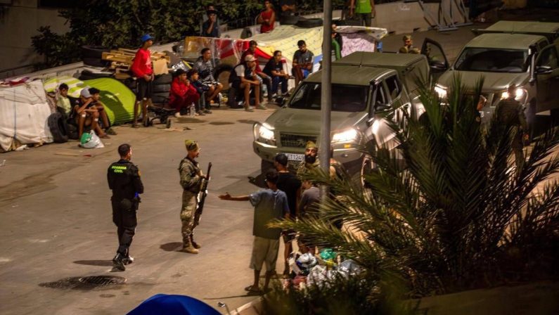 Ceuta, video mostrano militari picchiare migranti: il governo spagnolo apre un’inchiesta