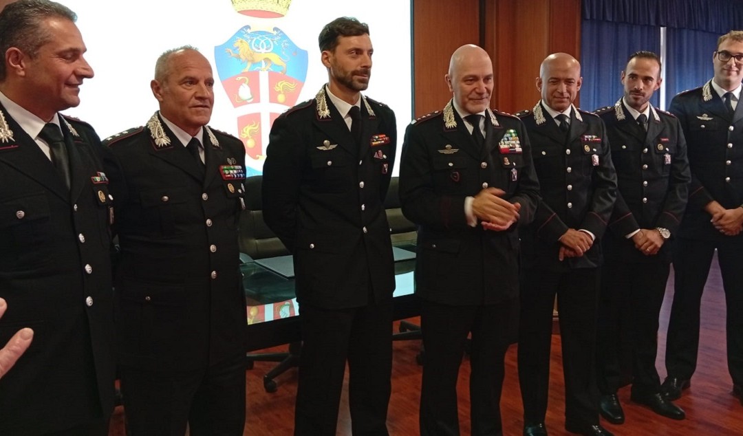 Il colonnello Andrea Mommo insieme ai nuovi ufficiali