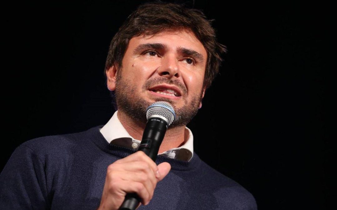 Alessandro Di Battista, dal malore all’operazione a L’Avana: le ipotesi del neurologo
