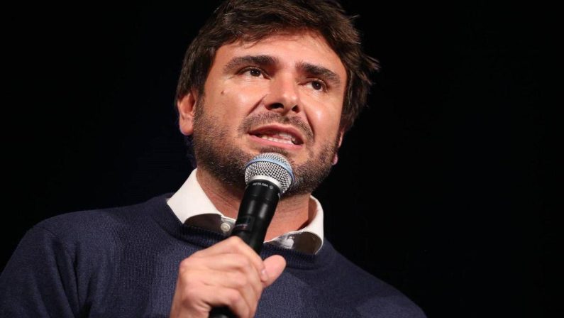 Alessandro Di Battista, dal malore all’operazione a L’Avana: le ipotesi del neurologo