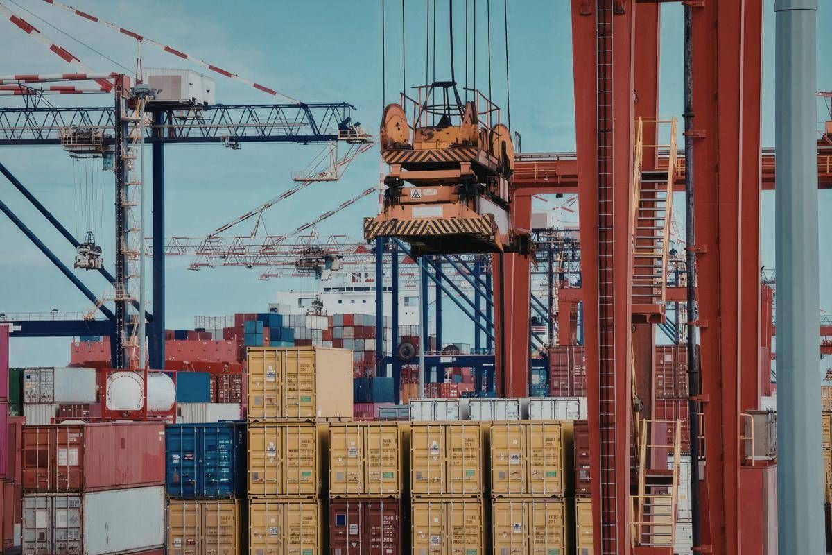 https://www.quotidianodelsud.it/wp-content/uploads/2026/09/container-porto-commercio-dazi-usa-canva.jpeg