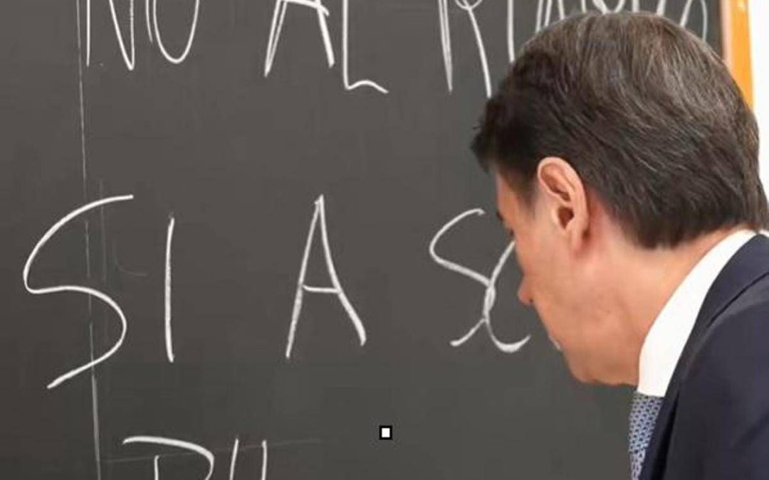 Conte a scuola, il messaggio contro il riarmo: c’è un errore alla lavagna