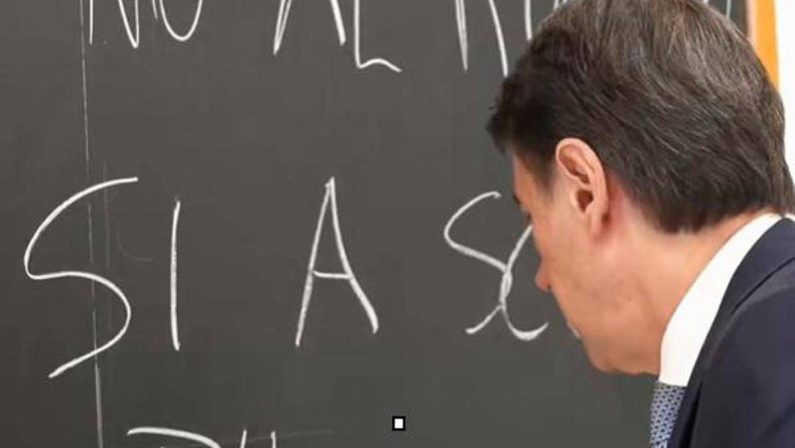 Conte a scuola, il messaggio contro il riarmo: c’è un errore alla lavagna