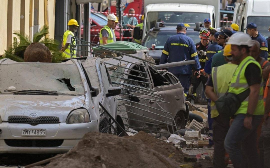 Grecia, crolla palazzina ad Atene: 6 dispersi tra cui 4 turisti