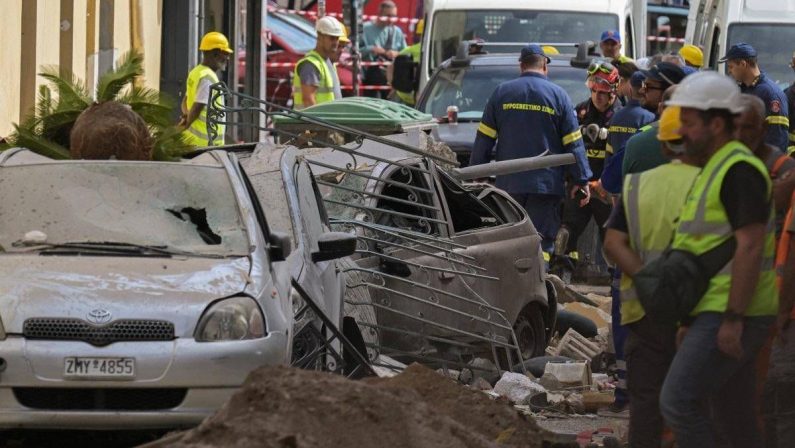 Grecia, crolla palazzina ad Atene: 6 dispersi tra cui 4 turisti
