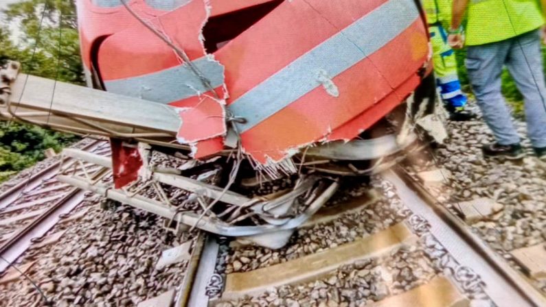 Falerna, Frecciarossa spezza la linea elettrica: circolazione bloccata