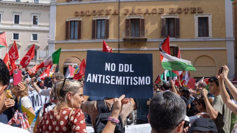 Ddl antisemitismo, legge in aula il 2 ottobre: Pd cerca sintesi, ma è bufera su bandiere di Hamas in piazza