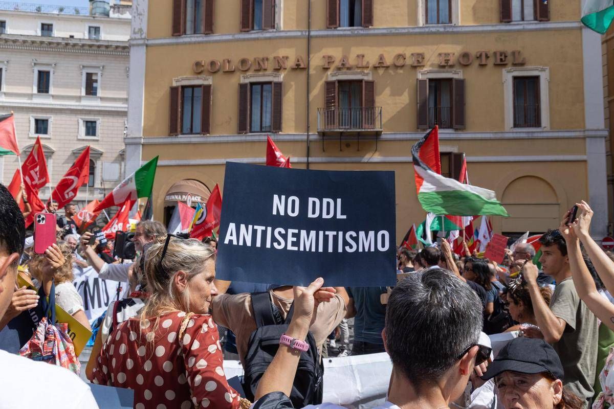 https://www.quotidianodelsud.it/wp-content/uploads/2026/09/ddl-antisemitismo-proteste-montecitorio-ipa.jpeg