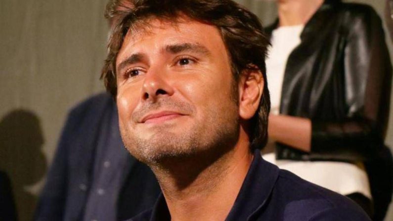 Di Battista sui social ringrazia Scanzi dopo il falso annuncio della morte: “Speriamo bene”