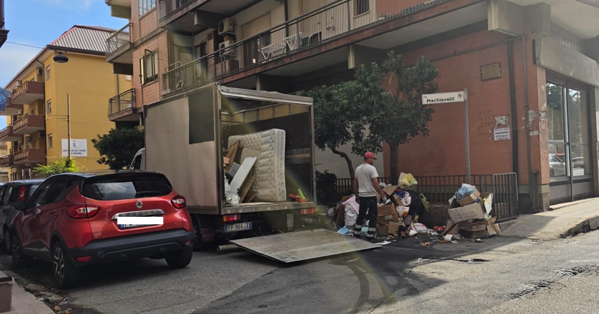 https://www.quotidianodelsud.it/wp-content/uploads/2026/09/discarica-via-machiavelli-pulizia-1.jpeg