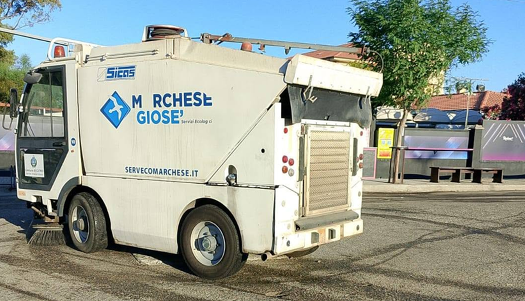 Un mezzo impegnato nella raccolta dei rifiuti a Cutro