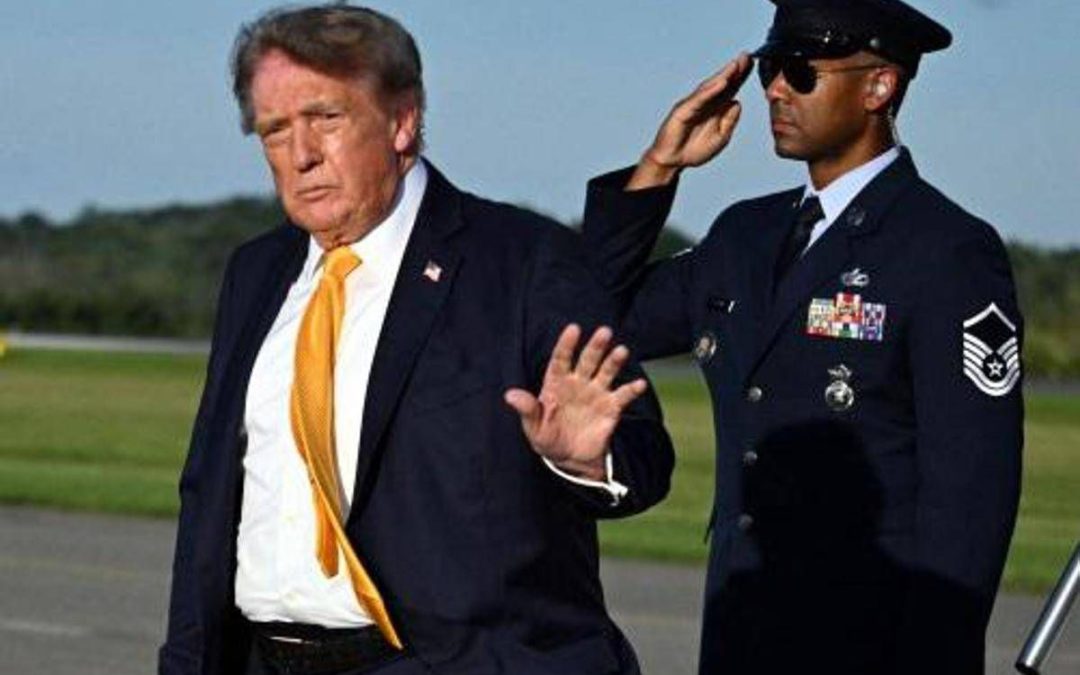 Trump cambia look, addio ciuffo biondo: i capelli castani scatenano il web