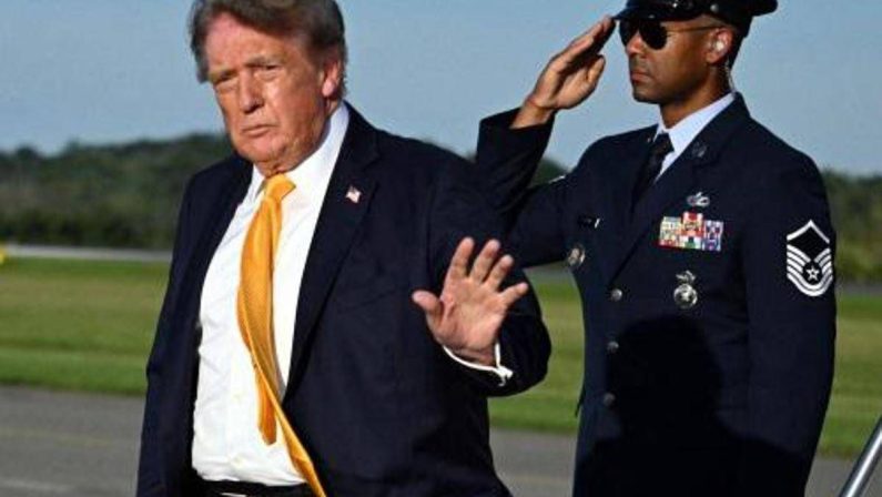 Trump cambia look, addio ciuffo biondo: i capelli castani scatenano il web