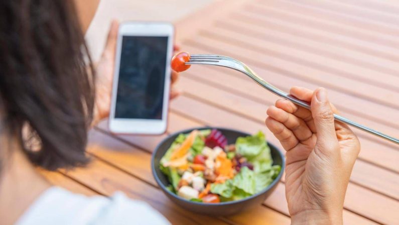 Dopo le vacanze gonfiore e intestino ‘bloccato’? Gli esperti sfatano il mito detox e spiegano cosa fare ﻿