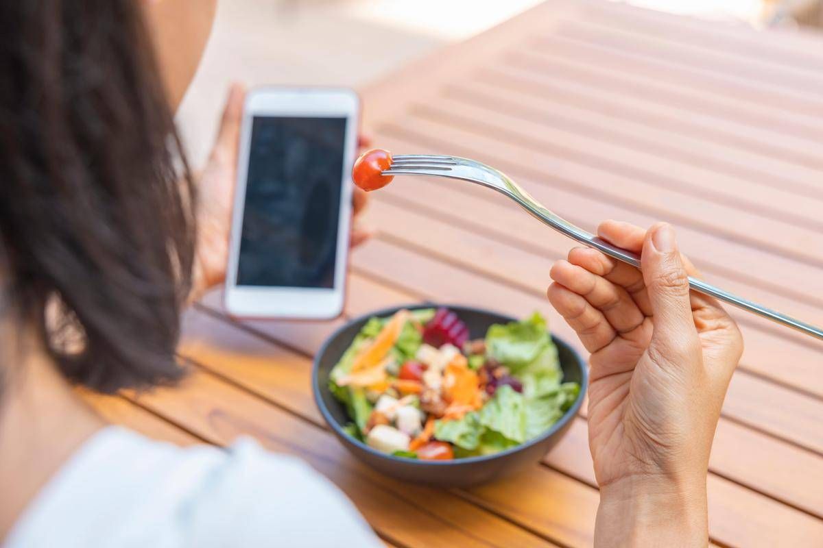 https://www.quotidianodelsud.it/wp-content/uploads/2026/09/donna-insalata-123rf.jpeg