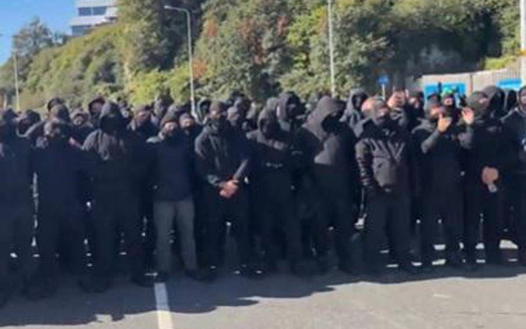 Gb, centinaia di manifestanti incappucciati bloccano Dover: “Fermate le barche dei migranti”