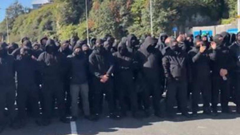 Gb, centinaia di manifestanti incappucciati bloccano Dover: “Fermate le barche dei migranti”