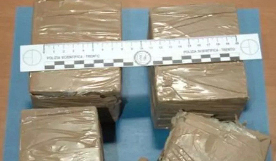 Detenuto lavorante in giro per il carcere di Secondigliano con 5 panetti di droga