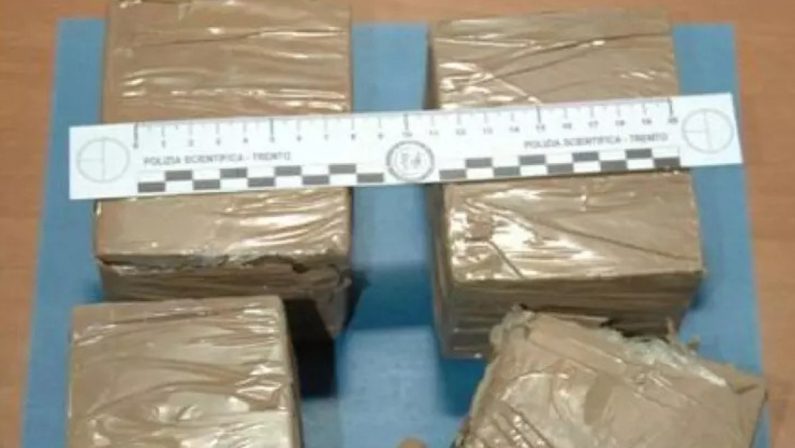 Detenuto lavorante in giro per il carcere di Secondigliano con 5 panetti di droga