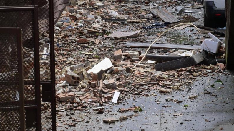 Esplosione in una villetta ad Andria, due morti: cosa sappiamo, i punti ancora da chiarire