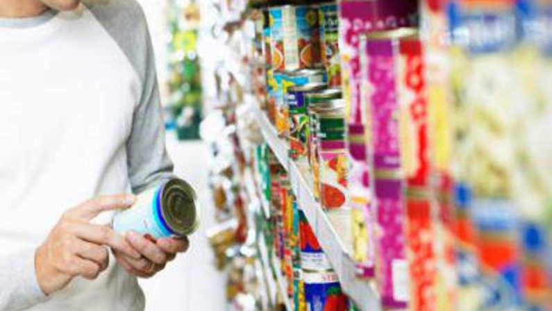 Spreco alimentare, non basta guardare la data: i 5 controlli prima di buttare il cibo